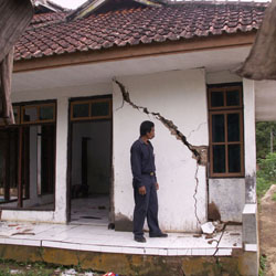 Beberapa Penyebab Kerusakan Bangunan dan Cara Mengatasinya