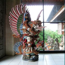 Patung dan Topeng Untuk Menghias Ruang