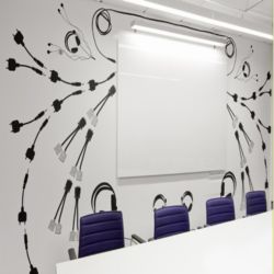 Menghias Dinding Menggunakan Kabel dan Stop Kontak