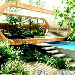 Taman di Atas Kolam Renang