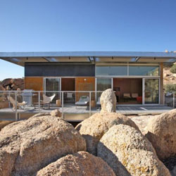 Rumah Di Atas Bukit Berbatu