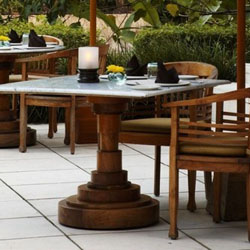 Kaki Meja yang Unik di Restoran Bali