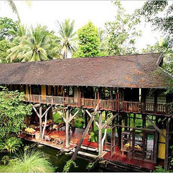 Rumah Panjang Gaya Bali di Tepi Hutan