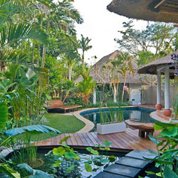 Kolam Taman Bali yang Permai