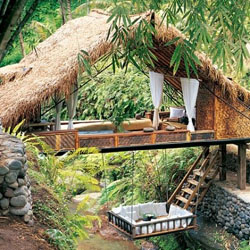 Rumah Jembatan di Atas Sungai