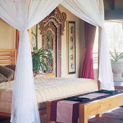 Ukiran Bali yang Anggun di Pintu Kamar Tidur