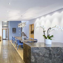 Batu Ekspos sebagai Focal Point Ruang Makan