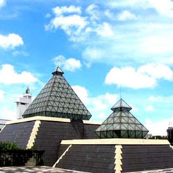 Gedung Piramida Museum Sepuluh November