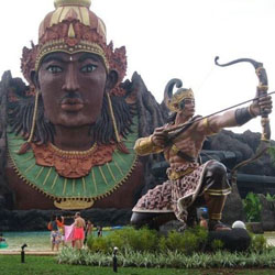 Hiasan Patung Wayang Raksasa di Kolam Renang