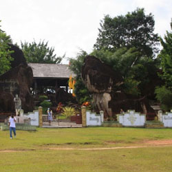 Keindahan Taman Bukit Batu di Kalimantan