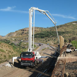 Perbedaan dan fungsi Concrete Bucket dan Concrete Pump Truck