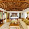 Ruang Keluarga dan Tidur yang Menyatu dan Menggunakan Ornament Khas Bali