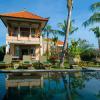 Villa Bertingkat Beraroma Tropis di Bali