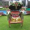 Becak dan Rangkaian Bunga Untuk Memperindah Tampilan Ruang
