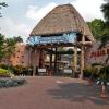 Paduan Modern dan Etnik Pada Gapura Kebun Binatang